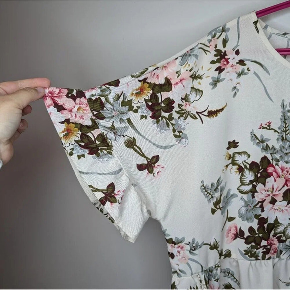 SHEIN 4XL Plus Size Cream White & Floral Flowy Frill Sleeve Blouse - Picture 3 of 10